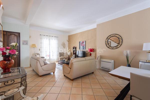 Belle maison de caractère située en centre-ville de Miramas, dans les Bouches-du-Rhône. Avec ses 150 m² habitables répartis sur deux niveaux, elle offre de beaux volumes et un cadre de vie agréable, idéal pour une famille.

Au rez-de-chaussée, vous découvrez une entrée, un vaste salon, une salle à manger, une cuisine indépendante, une buanderie et un WC. Les hauteurs sous plafond généreuses — plus de 3 mètres — apportent une vraie sensation d'espace et de luminosité. La configuration du rez-de-chaussée offre également la possibilité de créer une chambre supplémentaire sans aucun travaux, un vrai plus pour les familles.

À l'étage, la maison propose 4 chambres avec leurs placards, une salle d'eau et un palier spacieux.

La maison bénéficie également d'annexes très appréciables : une véranda de 34 m², une buanderie, deux caves en sous-sol.

Côté équipements, le bien est chauffé et climatisé par une pompe à chaleur air/air, et dispose de panneaux photovoltaïques. Les menuiseries sont en double vitrage.