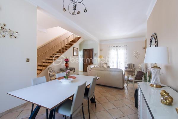 Belle maison de caractère située en centre-ville de Miramas, dans les Bouches-du-Rhône. Avec ses 150 m² habitables répartis sur deux niveaux, elle offre de beaux volumes et un cadre de vie agréable, idéal pour une famille.

Au rez-de-chaussée, vous découvrez une entrée, un vaste salon, une salle à manger, une cuisine indépendante, une buanderie et un WC. Les hauteurs sous plafond généreuses — plus de 3 mètres — apportent une vraie sensation d'espace et de luminosité. La configuration du rez-de-chaussée offre également la possibilité de créer une chambre supplémentaire sans aucun travaux, un vrai plus pour les familles.

À l'étage, la maison propose 4 chambres avec leurs placards, une salle d'eau et un palier spacieux.

La maison bénéficie également d'annexes très appréciables : une véranda de 34 m², une buanderie, deux caves en sous-sol.

Côté équipements, le bien est chauffé et climatisé par une pompe à chaleur air/air, et dispose de panneaux photovoltaïques. Les menuiseries sont en double vitrage.