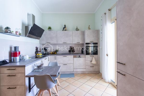 Belle maison de caractère située en centre-ville de Miramas, dans les Bouches-du-Rhône. Avec ses 150 m² habitables répartis sur deux niveaux, elle offre de beaux volumes et un cadre de vie agréable, idéal pour une famille.

Au rez-de-chaussée, vous découvrez une entrée, un vaste salon, une salle à manger, une cuisine indépendante, une buanderie et un WC. Les hauteurs sous plafond généreuses — plus de 3 mètres — apportent une vraie sensation d'espace et de luminosité. La configuration du rez-de-chaussée offre également la possibilité de créer une chambre supplémentaire sans aucun travaux, un vrai plus pour les familles.

À l'étage, la maison propose 4 chambres avec leurs placards, une salle d'eau et un palier spacieux.

La maison bénéficie également d'annexes très appréciables : une véranda de 34 m², une buanderie, deux caves en sous-sol.

Côté équipements, le bien est chauffé et climatisé par une pompe à chaleur air/air, et dispose de panneaux photovoltaïques. Les menuiseries sont en double vitrage.
