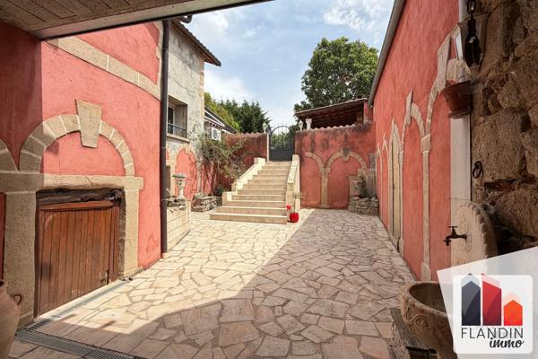 Maison en pierre de caractère 149 m² – Dépendance aménagée – Piscine – Soucieu-en-Jarrest / Thurins