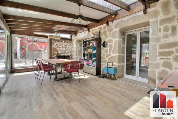 Maison en pierre de caractère 149 m² – Dépendance aménagée – Piscine – Soucieu-en-Jarrest / Thurins