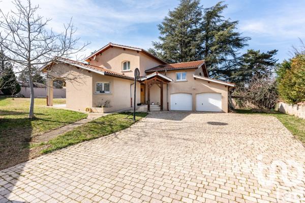 Maison d’architecte 7 pièces de 186 m² à Saint-Just-Saint-Rambert (42170)