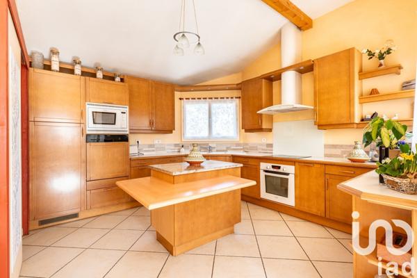 Maison d’architecte 7 pièces de 186 m² à Saint-Just-Saint-Rambert (42170)