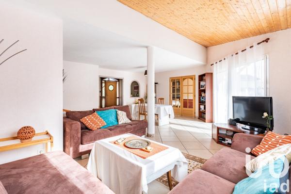 Maison d’architecte 7 pièces de 186 m² à Saint-Just-Saint-Rambert (42170)