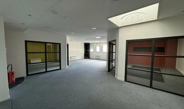 A LOUER : BUREAUX D'ENVIRON 103 M² AVEC UN PARKING