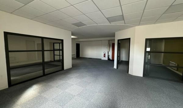 A LOUER : BUREAUX D'ENVIRON 103 M² AVEC UN PARKING
