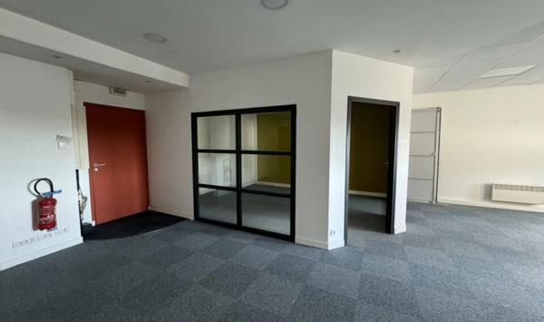 A LOUER : BUREAUX D'ENVIRON 103 M² AVEC UN PARKING
