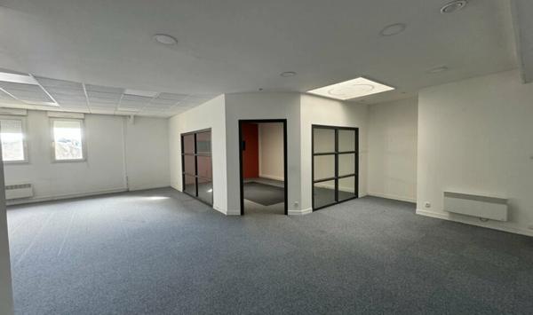 A LOUER : BUREAUX D'ENVIRON 103 M² AVEC UN PARKING