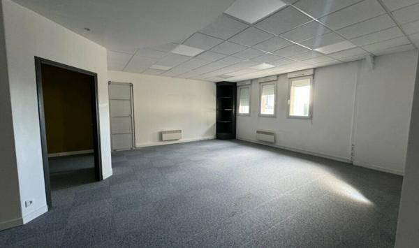 A LOUER : BUREAUX D'ENVIRON 103 M² AVEC UN PARKING