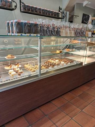 À VENDRE – PÂTISSERIE  – CENTRE-VILLE DE VALBONNE

Située au cœur de la très recherchée commune de Valbonne, cette pâtisserie bénéficie d’un emplacement privilégié en centre-ville, dans un environnement dynamique et agréable, avec une clientèle fidèle disposant d’un bon pouvoir d’achat.

L’établissement est en excellent état, particulièrement propre et parfaitement entretenu, et dispose d’un équipement complet permettant une exploitation immédiate sans investissement supplémentaire.

Cette affaire est idéale pour un couple souhaitant allier activité professionnelle et qualité de vie dans un cadre agréable.

Les points forts de l’établissement
Emplacement stratégique en plein centre de Valbonne
Nombreux stationnements à proximité facilitant l’accès de la clientèle
Commerce très bien entretenu et parfaitement équipé
Chiffre d’affaires 2025 : 250 000 € HT
Potentiel de développement en développant notamment l’activité snacking et surtout la boulangerie  actuellement peu exploitée voir pas du tout 
Possibilité d’augmenter l’activité avec du personnel supplémentaire
Conditions d’exploitation
Ouvert toute l’année
Horaires : 8h00 – 18h30
Fermeture déjeuner : 13h00 – 15h00
2 jours de fermeture hebdomadaire
5 à 7 semaines de congés annuels

Ces conditions d’exploitation permettent un véritable équilibre entre travail et vie familiale, ce qui est rare dans la profession.

Conditions financières
Prix de vente : 143000€ FAI
Loyer mensuel : 1 492 €
Bail commercial neuf lors de la vente

Si vous êtes passionné par la pâtisserie et recherchez une première affaire rentable ou un commerce permettant de concilier travail et qualité de vie, cette boulangerie-pâtisserie située dans le cadre privilégié de Valbonne est une opportunité à saisir.

Pour plus d’informations ou organiser une visite :