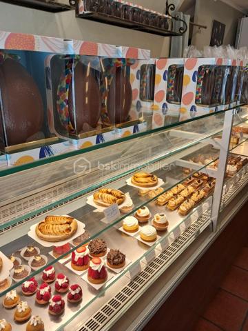 À VENDRE – PÂTISSERIE  – CENTRE-VILLE DE VALBONNE

Située au cœur de la très recherchée commune de Valbonne, cette pâtisserie bénéficie d’un emplacement privilégié en centre-ville, dans un environnement dynamique et agréable, avec une clientèle fidèle disposant d’un bon pouvoir d’achat.

L’établissement est en excellent état, particulièrement propre et parfaitement entretenu, et dispose d’un équipement complet permettant une exploitation immédiate sans investissement supplémentaire.

Cette affaire est idéale pour un couple souhaitant allier activité professionnelle et qualité de vie dans un cadre agréable.

Les points forts de l’établissement
Emplacement stratégique en plein centre de Valbonne
Nombreux stationnements à proximité facilitant l’accès de la clientèle
Commerce très bien entretenu et parfaitement équipé
Chiffre d’affaires 2025 : 250 000 € HT
Potentiel de développement en développant notamment l’activité snacking et surtout la boulangerie  actuellement peu exploitée voir pas du tout 
Possibilité d’augmenter l’activité avec du personnel supplémentaire
Conditions d’exploitation
Ouvert toute l’année
Horaires : 8h00 – 18h30
Fermeture déjeuner : 13h00 – 15h00
2 jours de fermeture hebdomadaire
5 à 7 semaines de congés annuels

Ces conditions d’exploitation permettent un véritable équilibre entre travail et vie familiale, ce qui est rare dans la profession.

Conditions financières
Prix de vente : 143000€ FAI
Loyer mensuel : 1 492 €
Bail commercial neuf lors de la vente

Si vous êtes passionné par la pâtisserie et recherchez une première affaire rentable ou un commerce permettant de concilier travail et qualité de vie, cette boulangerie-pâtisserie située dans le cadre privilégié de Valbonne est une opportunité à saisir.

Pour plus d’informations ou organiser une visite :