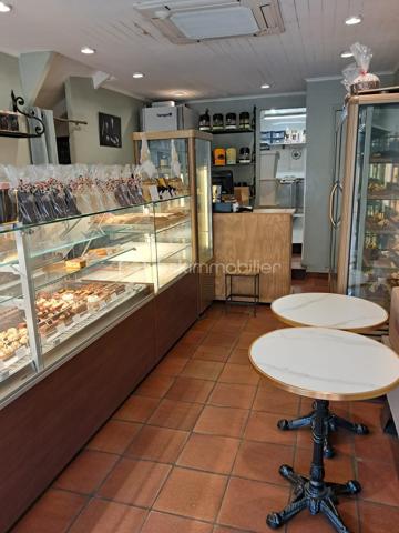 À VENDRE – PÂTISSERIE  – CENTRE-VILLE DE VALBONNE

Située au cœur de la très recherchée commune de Valbonne, cette pâtisserie bénéficie d’un emplacement privilégié en centre-ville, dans un environnement dynamique et agréable, avec une clientèle fidèle disposant d’un bon pouvoir d’achat.

L’établissement est en excellent état, particulièrement propre et parfaitement entretenu, et dispose d’un équipement complet permettant une exploitation immédiate sans investissement supplémentaire.

Cette affaire est idéale pour un couple souhaitant allier activité professionnelle et qualité de vie dans un cadre agréable.

Les points forts de l’établissement
Emplacement stratégique en plein centre de Valbonne
Nombreux stationnements à proximité facilitant l’accès de la clientèle
Commerce très bien entretenu et parfaitement équipé
Chiffre d’affaires 2025 : 250 000 € HT
Potentiel de développement en développant notamment l’activité snacking et surtout la boulangerie  actuellement peu exploitée voir pas du tout 
Possibilité d’augmenter l’activité avec du personnel supplémentaire
Conditions d’exploitation
Ouvert toute l’année
Horaires : 8h00 – 18h30
Fermeture déjeuner : 13h00 – 15h00
2 jours de fermeture hebdomadaire
5 à 7 semaines de congés annuels

Ces conditions d’exploitation permettent un véritable équilibre entre travail et vie familiale, ce qui est rare dans la profession.

Conditions financières
Prix de vente : 143000€ FAI
Loyer mensuel : 1 492 €
Bail commercial neuf lors de la vente

Si vous êtes passionné par la pâtisserie et recherchez une première affaire rentable ou un commerce permettant de concilier travail et qualité de vie, cette boulangerie-pâtisserie située dans le cadre privilégié de Valbonne est une opportunité à saisir.

Pour plus d’informations ou organiser une visite :