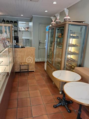 À VENDRE – PÂTISSERIE  – CENTRE-VILLE DE VALBONNE

Située au cœur de la très recherchée commune de Valbonne, cette pâtisserie bénéficie d’un emplacement privilégié en centre-ville, dans un environnement dynamique et agréable, avec une clientèle fidèle disposant d’un bon pouvoir d’achat.

L’établissement est en excellent état, particulièrement propre et parfaitement entretenu, et dispose d’un équipement complet permettant une exploitation immédiate sans investissement supplémentaire.

Cette affaire est idéale pour un couple souhaitant allier activité professionnelle et qualité de vie dans un cadre agréable.

Les points forts de l’établissement
Emplacement stratégique en plein centre de Valbonne
Nombreux stationnements à proximité facilitant l’accès de la clientèle
Commerce très bien entretenu et parfaitement équipé
Chiffre d’affaires 2025 : 250 000 € HT
Potentiel de développement en développant notamment l’activité snacking et surtout la boulangerie  actuellement peu exploitée voir pas du tout 
Possibilité d’augmenter l’activité avec du personnel supplémentaire
Conditions d’exploitation
Ouvert toute l’année
Horaires : 8h00 – 18h30
Fermeture déjeuner : 13h00 – 15h00
2 jours de fermeture hebdomadaire
5 à 7 semaines de congés annuels

Ces conditions d’exploitation permettent un véritable équilibre entre travail et vie familiale, ce qui est rare dans la profession.

Conditions financières
Prix de vente : 143000€ FAI
Loyer mensuel : 1 492 €
Bail commercial neuf lors de la vente

Si vous êtes passionné par la pâtisserie et recherchez une première affaire rentable ou un commerce permettant de concilier travail et qualité de vie, cette boulangerie-pâtisserie située dans le cadre privilégié de Valbonne est une opportunité à saisir.

Pour plus d’informations ou organiser une visite :