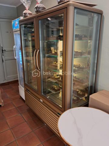 À VENDRE – PÂTISSERIE  – CENTRE-VILLE DE VALBONNE

Située au cœur de la très recherchée commune de Valbonne, cette pâtisserie bénéficie d’un emplacement privilégié en centre-ville, dans un environnement dynamique et agréable, avec une clientèle fidèle disposant d’un bon pouvoir d’achat.

L’établissement est en excellent état, particulièrement propre et parfaitement entretenu, et dispose d’un équipement complet permettant une exploitation immédiate sans investissement supplémentaire.

Cette affaire est idéale pour un couple souhaitant allier activité professionnelle et qualité de vie dans un cadre agréable.

Les points forts de l’établissement
Emplacement stratégique en plein centre de Valbonne
Nombreux stationnements à proximité facilitant l’accès de la clientèle
Commerce très bien entretenu et parfaitement équipé
Chiffre d’affaires 2025 : 250 000 € HT
Potentiel de développement en développant notamment l’activité snacking et surtout la boulangerie  actuellement peu exploitée voir pas du tout 
Possibilité d’augmenter l’activité avec du personnel supplémentaire
Conditions d’exploitation
Ouvert toute l’année
Horaires : 8h00 – 18h30
Fermeture déjeuner : 13h00 – 15h00
2 jours de fermeture hebdomadaire
5 à 7 semaines de congés annuels

Ces conditions d’exploitation permettent un véritable équilibre entre travail et vie familiale, ce qui est rare dans la profession.

Conditions financières
Prix de vente : 143000€ FAI
Loyer mensuel : 1 492 €
Bail commercial neuf lors de la vente

Si vous êtes passionné par la pâtisserie et recherchez une première affaire rentable ou un commerce permettant de concilier travail et qualité de vie, cette boulangerie-pâtisserie située dans le cadre privilégié de Valbonne est une opportunité à saisir.

Pour plus d’informations ou organiser une visite :
