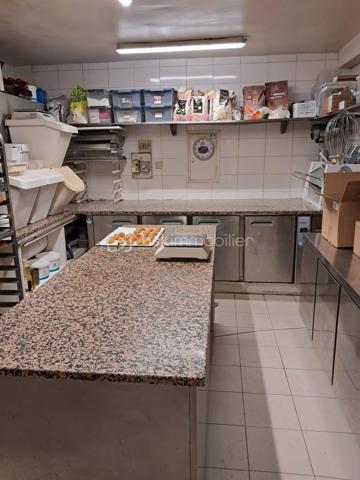 À VENDRE – PÂTISSERIE  – CENTRE-VILLE DE VALBONNE

Située au cœur de la très recherchée commune de Valbonne, cette pâtisserie bénéficie d’un emplacement privilégié en centre-ville, dans un environnement dynamique et agréable, avec une clientèle fidèle disposant d’un bon pouvoir d’achat.

L’établissement est en excellent état, particulièrement propre et parfaitement entretenu, et dispose d’un équipement complet permettant une exploitation immédiate sans investissement supplémentaire.

Cette affaire est idéale pour un couple souhaitant allier activité professionnelle et qualité de vie dans un cadre agréable.

Les points forts de l’établissement
Emplacement stratégique en plein centre de Valbonne
Nombreux stationnements à proximité facilitant l’accès de la clientèle
Commerce très bien entretenu et parfaitement équipé
Chiffre d’affaires 2025 : 250 000 € HT
Potentiel de développement en développant notamment l’activité snacking et surtout la boulangerie  actuellement peu exploitée voir pas du tout 
Possibilité d’augmenter l’activité avec du personnel supplémentaire
Conditions d’exploitation
Ouvert toute l’année
Horaires : 8h00 – 18h30
Fermeture déjeuner : 13h00 – 15h00
2 jours de fermeture hebdomadaire
5 à 7 semaines de congés annuels

Ces conditions d’exploitation permettent un véritable équilibre entre travail et vie familiale, ce qui est rare dans la profession.

Conditions financières
Prix de vente : 143000€ FAI
Loyer mensuel : 1 492 €
Bail commercial neuf lors de la vente

Si vous êtes passionné par la pâtisserie et recherchez une première affaire rentable ou un commerce permettant de concilier travail et qualité de vie, cette boulangerie-pâtisserie située dans le cadre privilégié de Valbonne est une opportunité à saisir.

Pour plus d’informations ou organiser une visite :