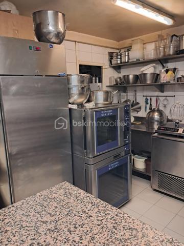 À VENDRE – PÂTISSERIE  – CENTRE-VILLE DE VALBONNE

Située au cœur de la très recherchée commune de Valbonne, cette pâtisserie bénéficie d’un emplacement privilégié en centre-ville, dans un environnement dynamique et agréable, avec une clientèle fidèle disposant d’un bon pouvoir d’achat.

L’établissement est en excellent état, particulièrement propre et parfaitement entretenu, et dispose d’un équipement complet permettant une exploitation immédiate sans investissement supplémentaire.

Cette affaire est idéale pour un couple souhaitant allier activité professionnelle et qualité de vie dans un cadre agréable.

Les points forts de l’établissement
Emplacement stratégique en plein centre de Valbonne
Nombreux stationnements à proximité facilitant l’accès de la clientèle
Commerce très bien entretenu et parfaitement équipé
Chiffre d’affaires 2025 : 250 000 € HT
Potentiel de développement en développant notamment l’activité snacking et surtout la boulangerie  actuellement peu exploitée voir pas du tout 
Possibilité d’augmenter l’activité avec du personnel supplémentaire
Conditions d’exploitation
Ouvert toute l’année
Horaires : 8h00 – 18h30
Fermeture déjeuner : 13h00 – 15h00
2 jours de fermeture hebdomadaire
5 à 7 semaines de congés annuels

Ces conditions d’exploitation permettent un véritable équilibre entre travail et vie familiale, ce qui est rare dans la profession.

Conditions financières
Prix de vente : 143000€ FAI
Loyer mensuel : 1 492 €
Bail commercial neuf lors de la vente

Si vous êtes passionné par la pâtisserie et recherchez une première affaire rentable ou un commerce permettant de concilier travail et qualité de vie, cette boulangerie-pâtisserie située dans le cadre privilégié de Valbonne est une opportunité à saisir.

Pour plus d’informations ou organiser une visite :
