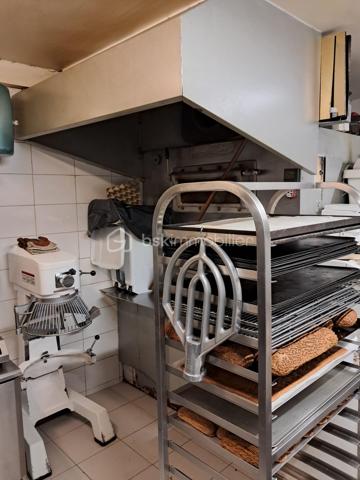 À VENDRE – PÂTISSERIE  – CENTRE-VILLE DE VALBONNE

Située au cœur de la très recherchée commune de Valbonne, cette pâtisserie bénéficie d’un emplacement privilégié en centre-ville, dans un environnement dynamique et agréable, avec une clientèle fidèle disposant d’un bon pouvoir d’achat.

L’établissement est en excellent état, particulièrement propre et parfaitement entretenu, et dispose d’un équipement complet permettant une exploitation immédiate sans investissement supplémentaire.

Cette affaire est idéale pour un couple souhaitant allier activité professionnelle et qualité de vie dans un cadre agréable.

Les points forts de l’établissement
Emplacement stratégique en plein centre de Valbonne
Nombreux stationnements à proximité facilitant l’accès de la clientèle
Commerce très bien entretenu et parfaitement équipé
Chiffre d’affaires 2025 : 250 000 € HT
Potentiel de développement en développant notamment l’activité snacking et surtout la boulangerie  actuellement peu exploitée voir pas du tout 
Possibilité d’augmenter l’activité avec du personnel supplémentaire
Conditions d’exploitation
Ouvert toute l’année
Horaires : 8h00 – 18h30
Fermeture déjeuner : 13h00 – 15h00
2 jours de fermeture hebdomadaire
5 à 7 semaines de congés annuels

Ces conditions d’exploitation permettent un véritable équilibre entre travail et vie familiale, ce qui est rare dans la profession.

Conditions financières
Prix de vente : 143000€ FAI
Loyer mensuel : 1 492 €
Bail commercial neuf lors de la vente

Si vous êtes passionné par la pâtisserie et recherchez une première affaire rentable ou un commerce permettant de concilier travail et qualité de vie, cette boulangerie-pâtisserie située dans le cadre privilégié de Valbonne est une opportunité à saisir.

Pour plus d’informations ou organiser une visite :