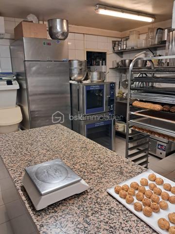 À VENDRE – PÂTISSERIE  – CENTRE-VILLE DE VALBONNE

Située au cœur de la très recherchée commune de Valbonne, cette pâtisserie bénéficie d’un emplacement privilégié en centre-ville, dans un environnement dynamique et agréable, avec une clientèle fidèle disposant d’un bon pouvoir d’achat.

L’établissement est en excellent état, particulièrement propre et parfaitement entretenu, et dispose d’un équipement complet permettant une exploitation immédiate sans investissement supplémentaire.

Cette affaire est idéale pour un couple souhaitant allier activité professionnelle et qualité de vie dans un cadre agréable.

Les points forts de l’établissement
Emplacement stratégique en plein centre de Valbonne
Nombreux stationnements à proximité facilitant l’accès de la clientèle
Commerce très bien entretenu et parfaitement équipé
Chiffre d’affaires 2025 : 250 000 € HT
Potentiel de développement en développant notamment l’activité snacking et surtout la boulangerie  actuellement peu exploitée voir pas du tout 
Possibilité d’augmenter l’activité avec du personnel supplémentaire
Conditions d’exploitation
Ouvert toute l’année
Horaires : 8h00 – 18h30
Fermeture déjeuner : 13h00 – 15h00
2 jours de fermeture hebdomadaire
5 à 7 semaines de congés annuels

Ces conditions d’exploitation permettent un véritable équilibre entre travail et vie familiale, ce qui est rare dans la profession.

Conditions financières
Prix de vente : 143000€ FAI
Loyer mensuel : 1 492 €
Bail commercial neuf lors de la vente

Si vous êtes passionné par la pâtisserie et recherchez une première affaire rentable ou un commerce permettant de concilier travail et qualité de vie, cette boulangerie-pâtisserie située dans le cadre privilégié de Valbonne est une opportunité à saisir.

Pour plus d’informations ou organiser une visite :