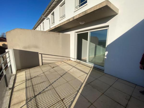 5MN EST VILLEFRANCHE T4 EN DUPLEX, 92M² HAB, JARDIN,GARAGE et une TERRASSE avec une belle vue dégagée