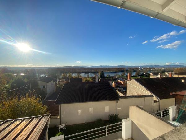 5MN EST VILLEFRANCHE T4 EN DUPLEX, 92M² HAB, JARDIN,GARAGE et une TERRASSE avec une belle vue dégagée