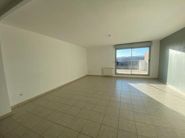 5MN EST VILLEFRANCHE T4 EN DUPLEX, 92M² HAB, JARDIN,GARAGE et une TERRASSE avec une belle vue dégagée