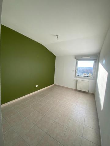 5MN EST VILLEFRANCHE T4 EN DUPLEX, 92M² HAB, JARDIN,GARAGE et une TERRASSE avec une belle vue dégagée