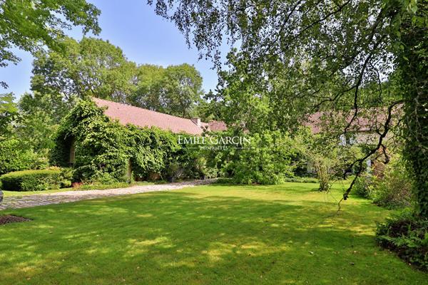 A vendre, proche de Rambouillet, corps de ferme du 18ème siècle et son parc de 7 hectares