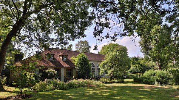 A vendre, proche de Rambouillet, corps de ferme du 18ème siècle et son parc de 7 hectares