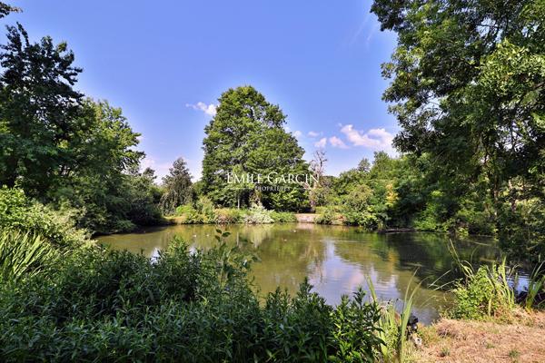 A vendre, proche de Rambouillet, corps de ferme du 18ème siècle et son parc de 7 hectares