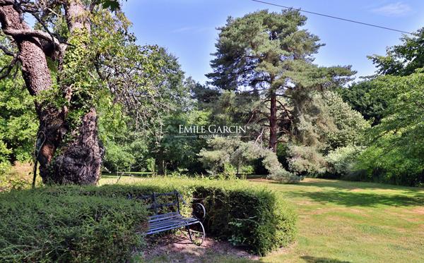 A vendre, proche de Rambouillet, corps de ferme du 18ème siècle et son parc de 7 hectares