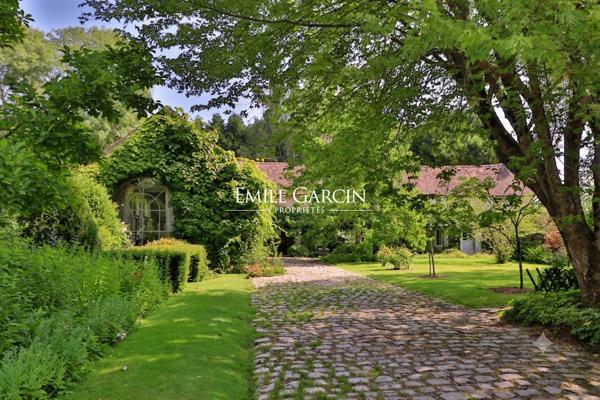 A vendre, proche de Rambouillet, corps de ferme du 18ème siècle et son parc de 7 hectares