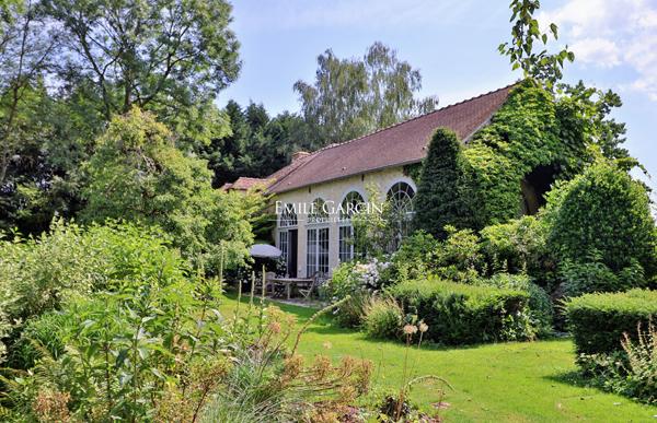 A vendre, proche de Rambouillet, corps de ferme du 18ème siècle et son parc de 7 hectares