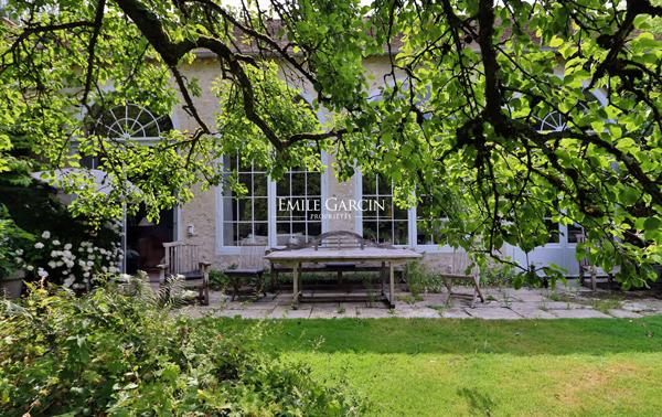 A vendre, proche de Rambouillet, corps de ferme du 18ème siècle et son parc de 7 hectares