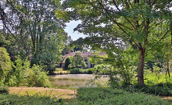 A vendre, proche de Rambouillet, corps de ferme du 18ème siècle et son parc de 7 hectares