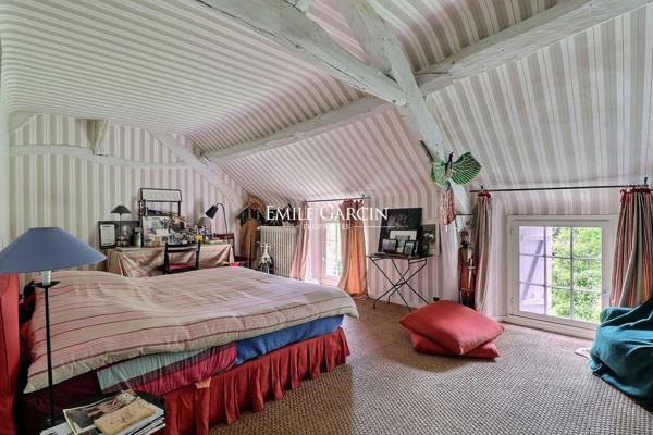 A vendre, proche de Rambouillet, corps de ferme du 18ème siècle et son parc de 7 hectares