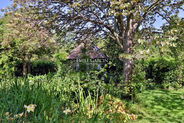 A vendre, proche de Rambouillet, corps de ferme du 18ème siècle et son parc de 7 hectares