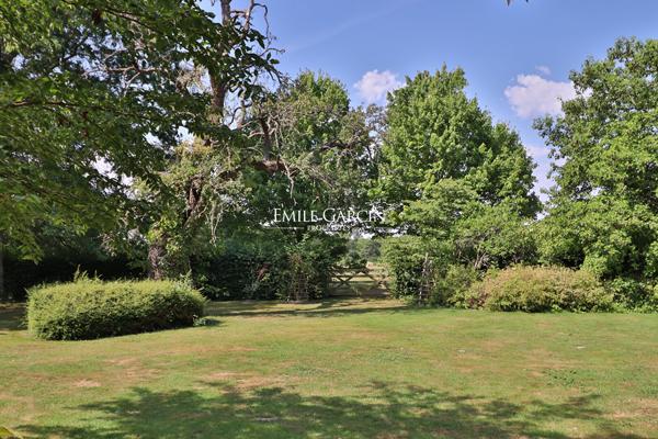 A vendre, proche de Rambouillet, corps de ferme du 18ème siècle et son parc de 7 hectares