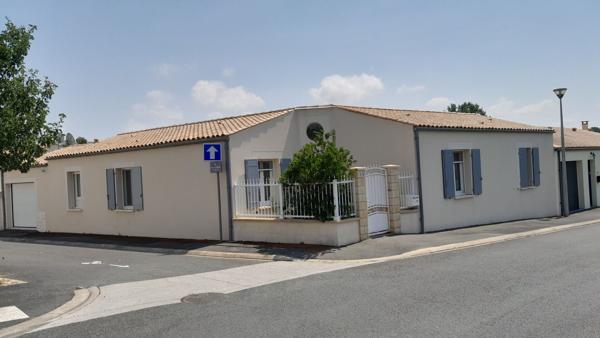 ROCHEFORT - Maison de  plain-pied  - 3 chambres - 2 garages - jardin