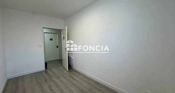 Location Local commercial 1 pièce 10.5 m² - Carpentras 84200