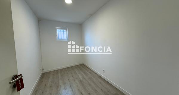 Location Local commercial 1 pièce 10.5 m² - Carpentras 84200