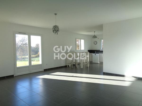 Maison de plain-pied avec 3 chambres, garage et jardin