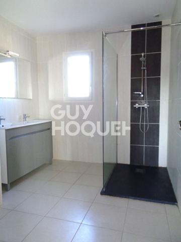 Maison de plain-pied avec 3 chambres, garage et jardin