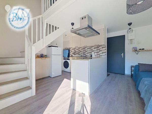 Aux sables blanc, à seulement quelques pas de la plage, cet appartement à été entièrement rénov...