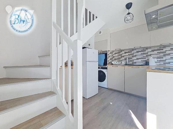 Aux sables blanc, à seulement quelques pas de la plage, cet appartement à été entièrement rénov...
