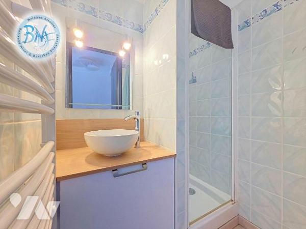 Aux sables blanc, à seulement quelques pas de la plage, cet appartement à été entièrement rénov...