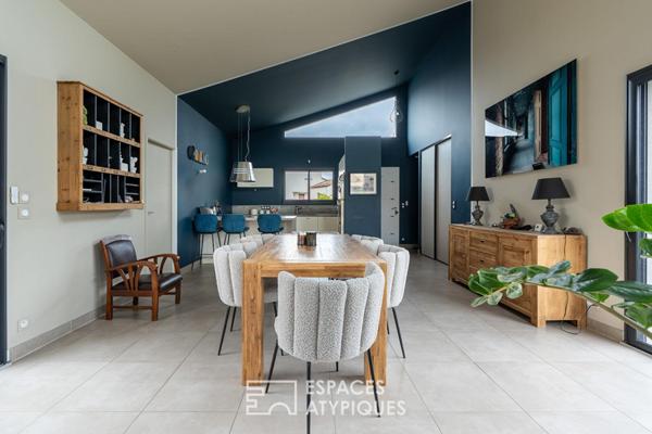 Maison contemporaine de plain-pied avec jardin et jacuzzi
