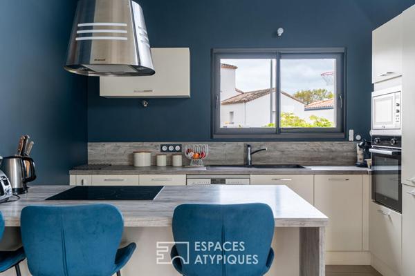 Maison contemporaine de plain-pied avec jardin et jacuzzi