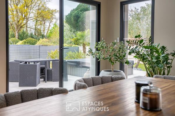 Maison contemporaine de plain-pied avec jardin et jacuzzi