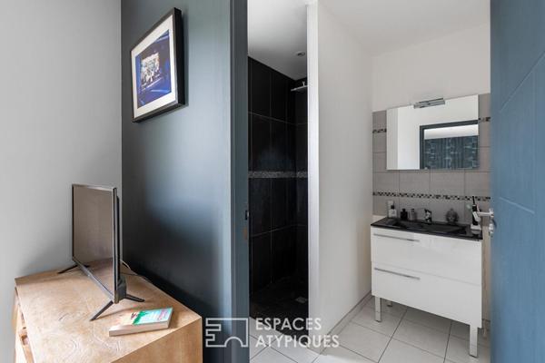 Maison contemporaine de plain-pied avec jardin et jacuzzi