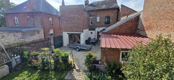 maison traditionnelle en brique et familialle